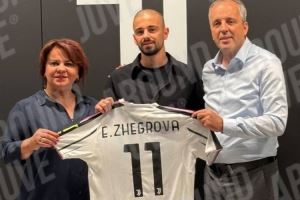 尤文新援26岁边锋哲格罗瓦签约照流出，手持11号球衣